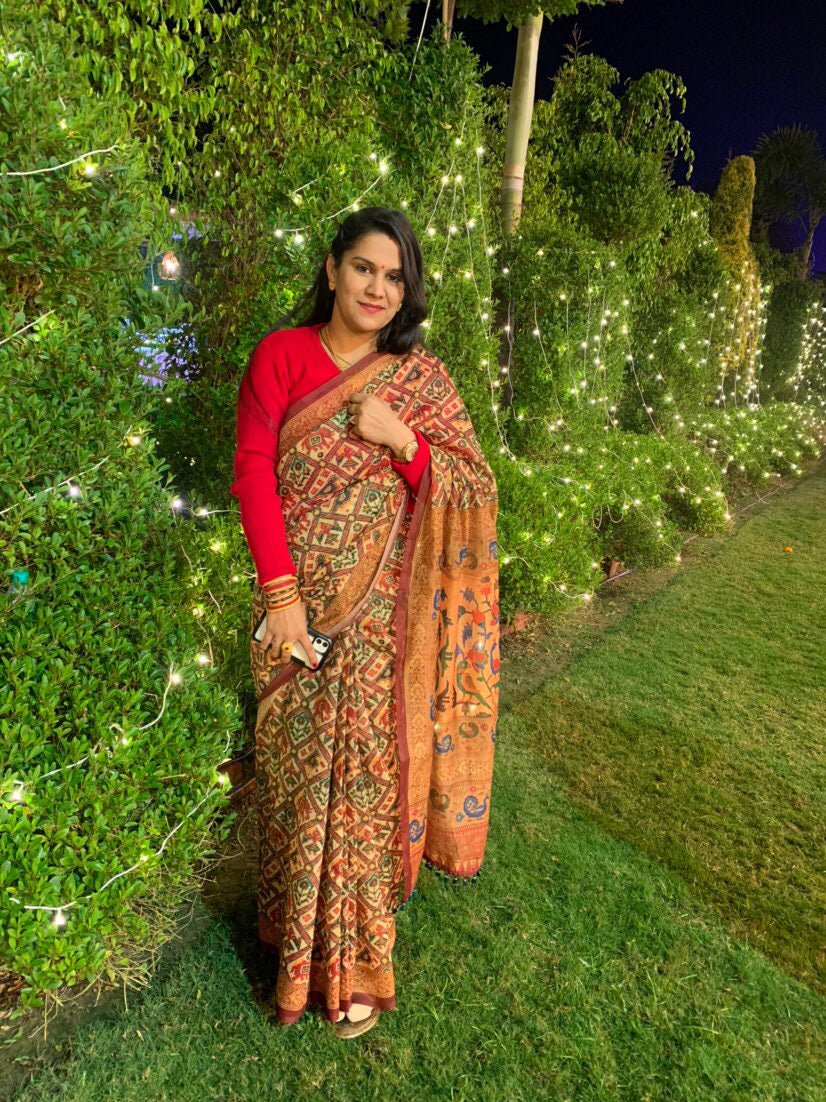 Elegant Beige Patola Saree for Timeless Charm - Image 3