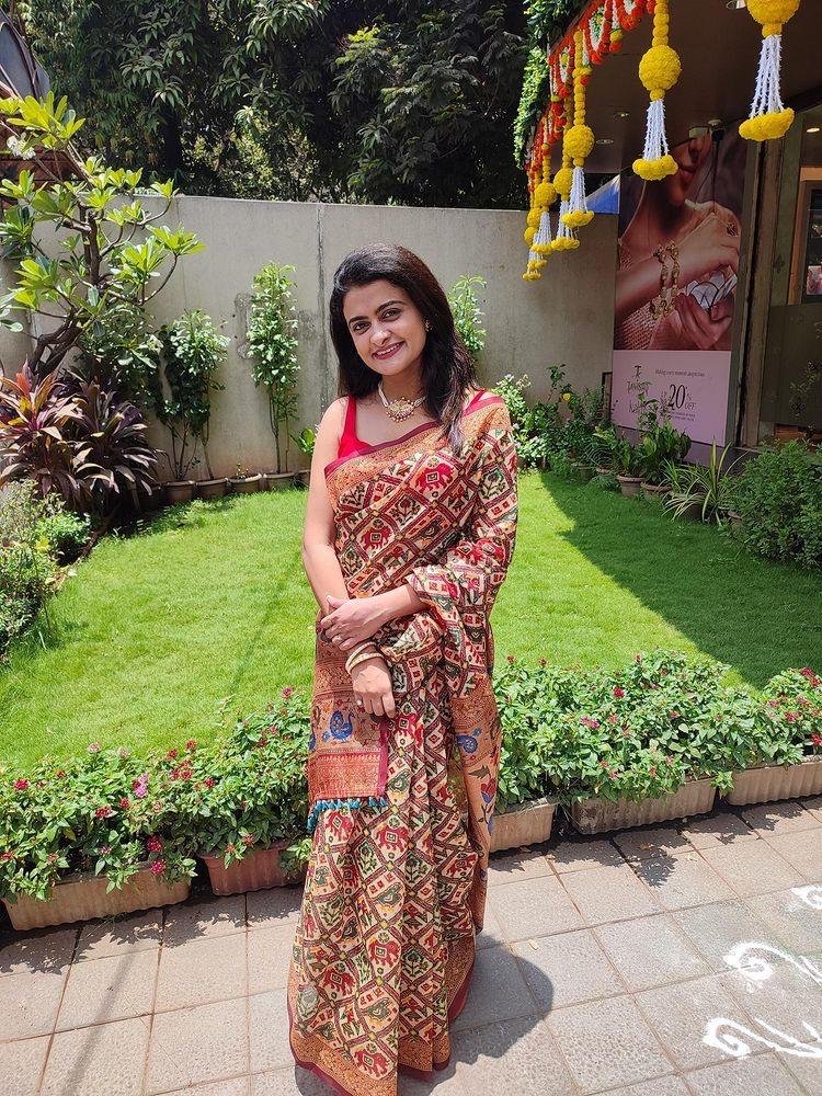 Elegant Beige Patola Saree for Timeless Charm - Image 4