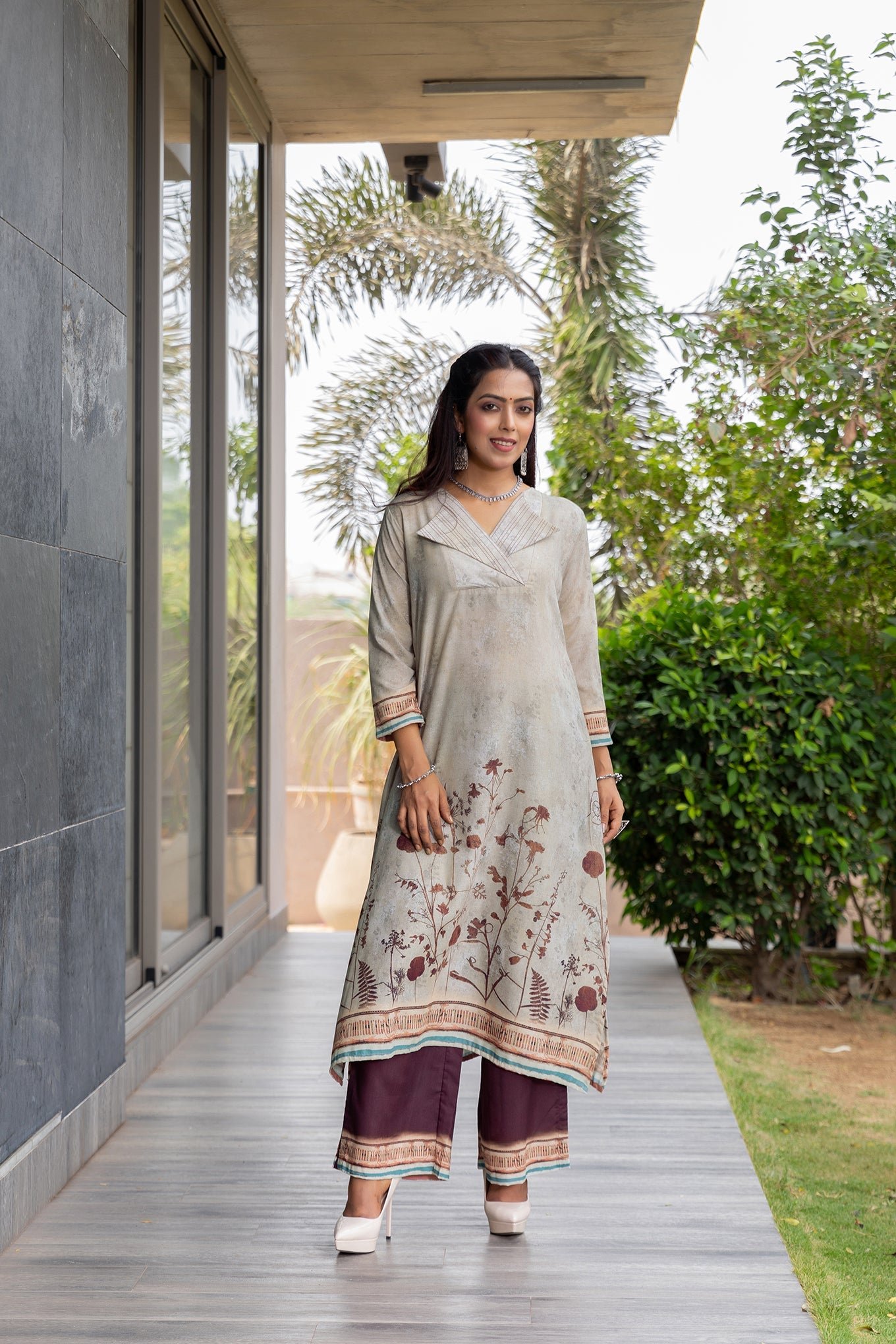 Elegant Mallika V-Neck Kurta Set for a Chic Look