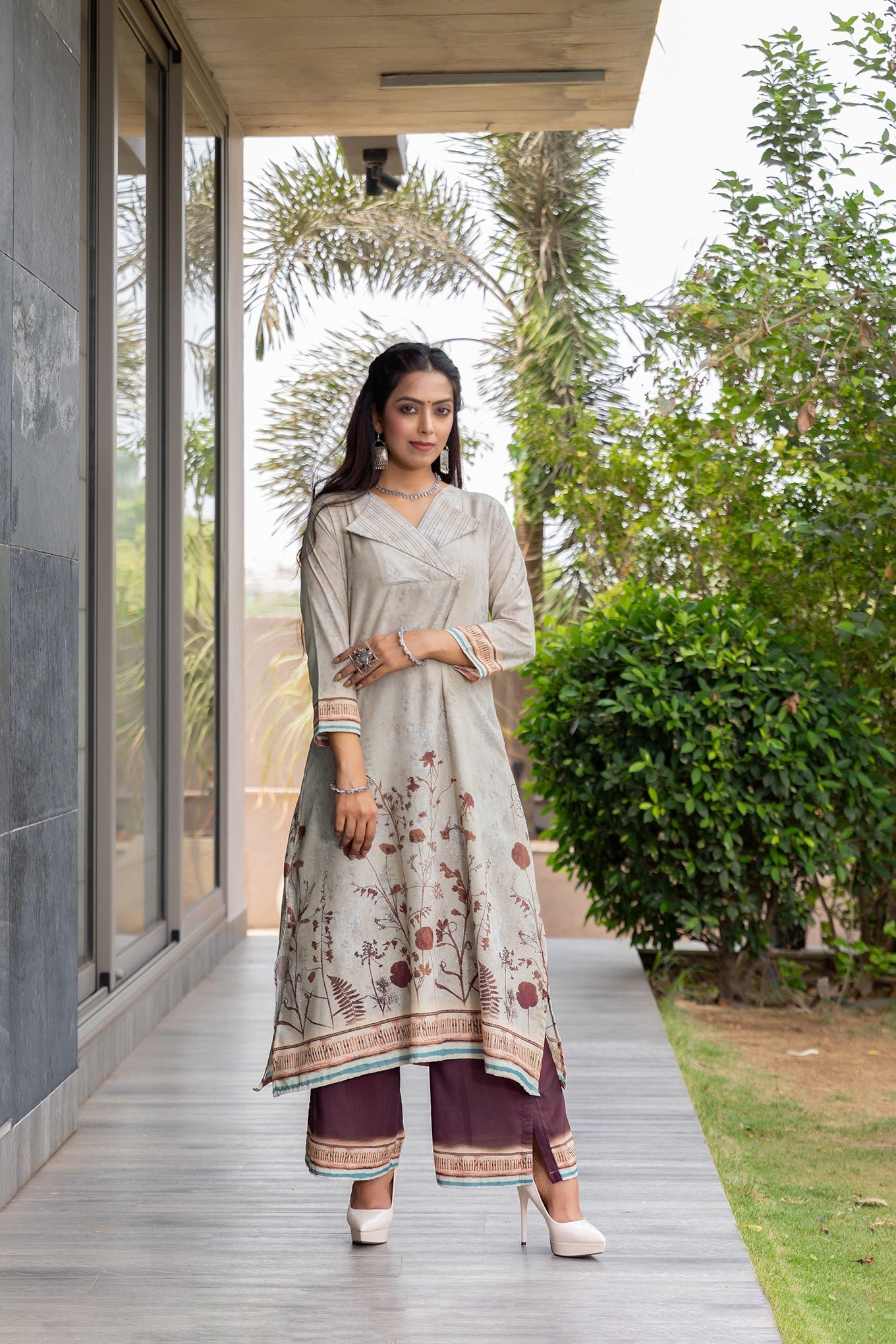 Elegant Mallika V-Neck Kurta Set for a Chic Look - Image 3