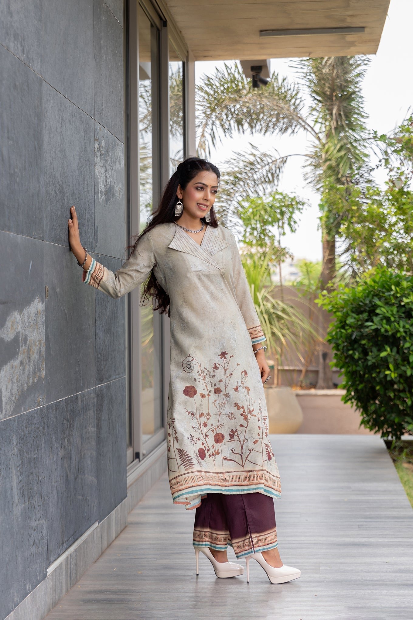 Elegant Mallika V-Neck Kurta Set for a Chic Look - Image 4