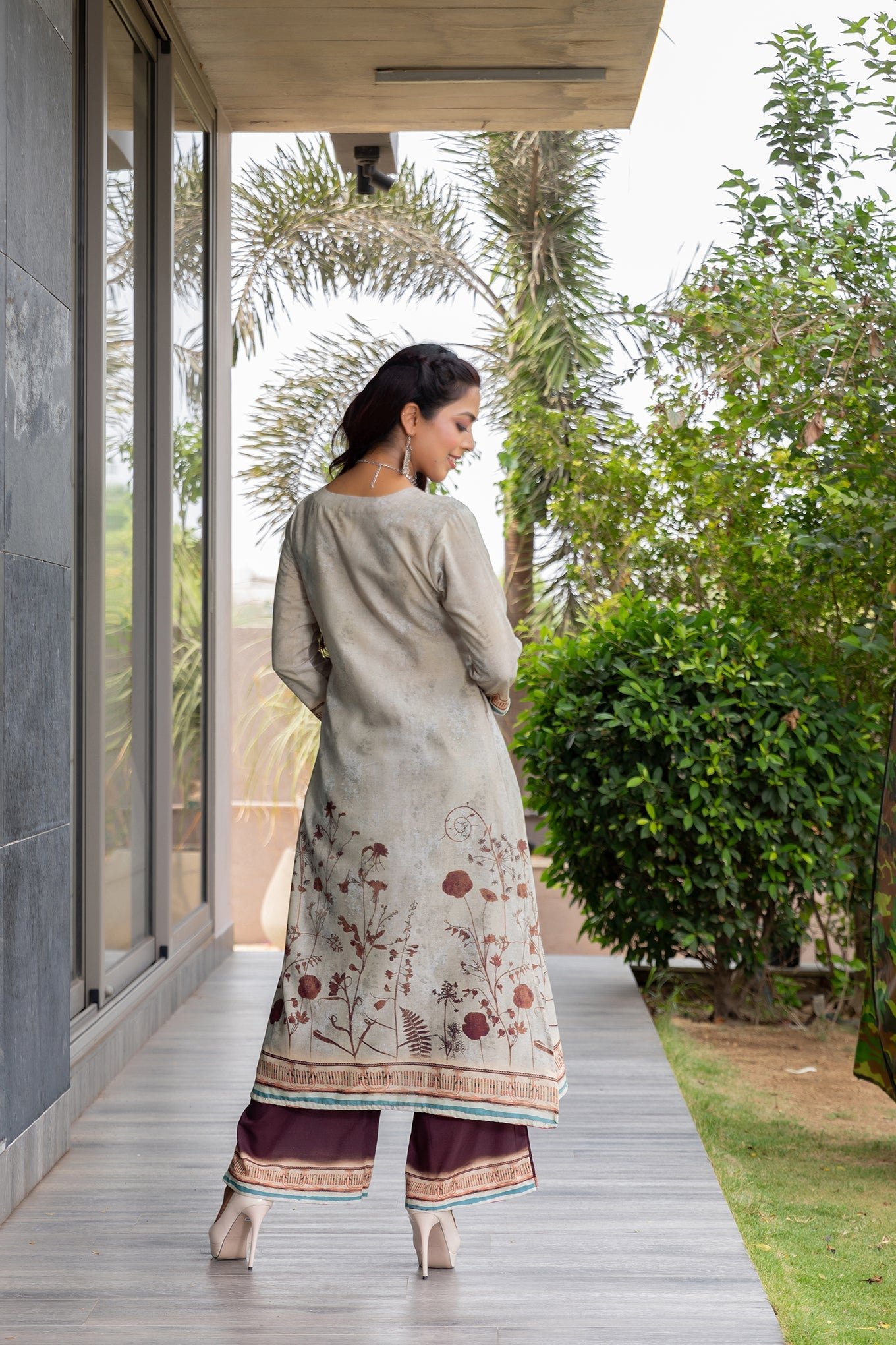 Elegant Mallika V-Neck Kurta Set for a Chic Look - Image 5