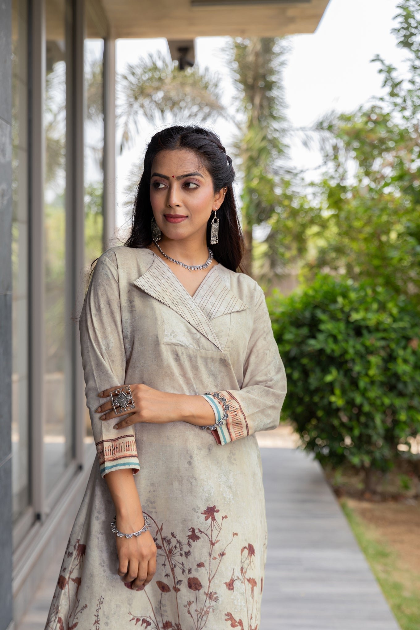 Elegant Mallika V-Neck Kurta Set for a Chic Look - Image 2