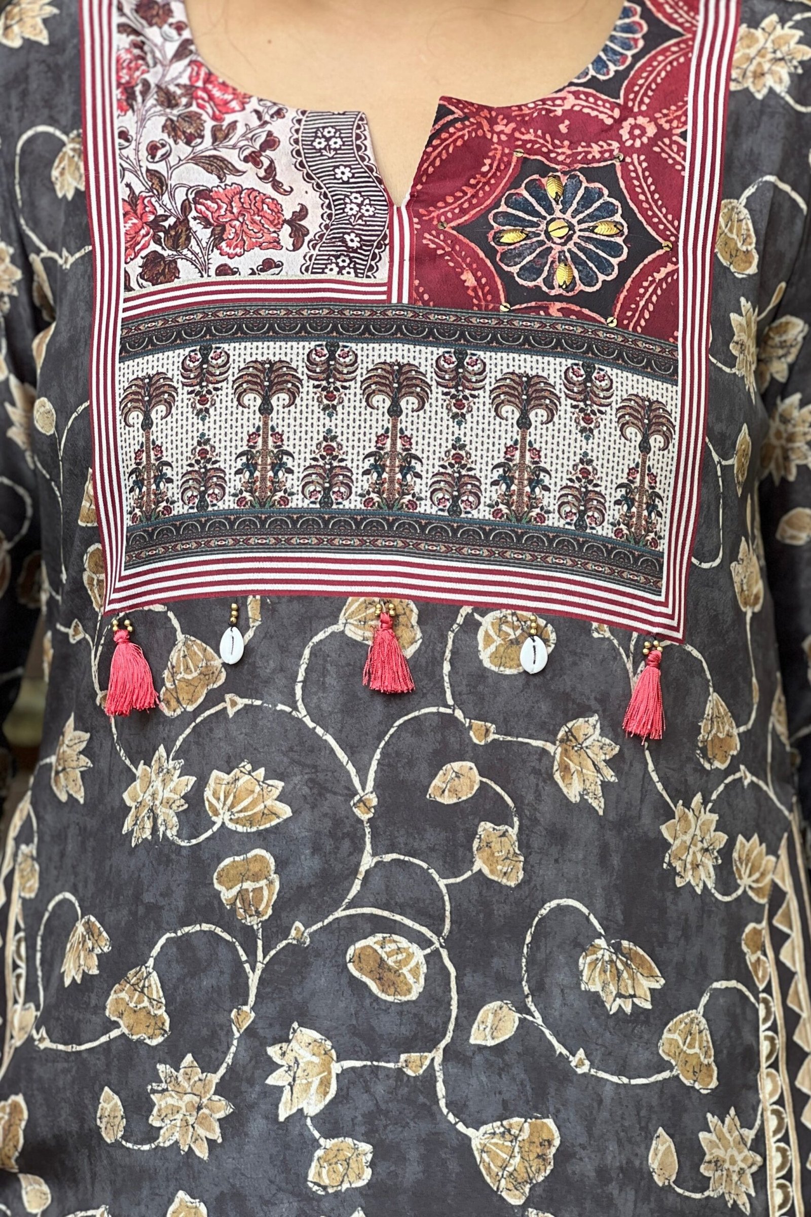 Elegant Charcoal Kalamkari Kurta Set with Charming Details - Image 5