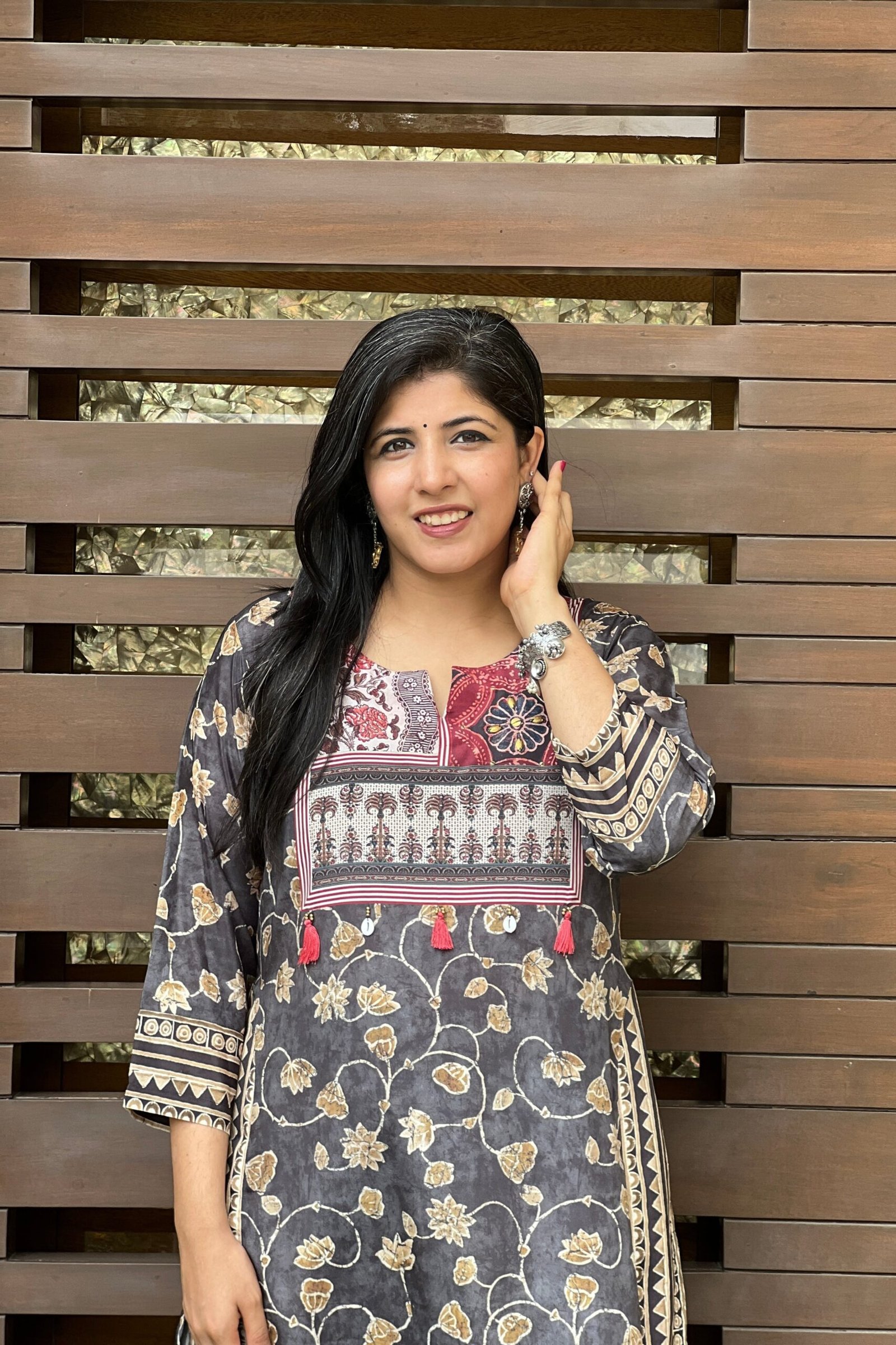Elegant Charcoal Kalamkari Kurta Set with Charming Details - Image 2