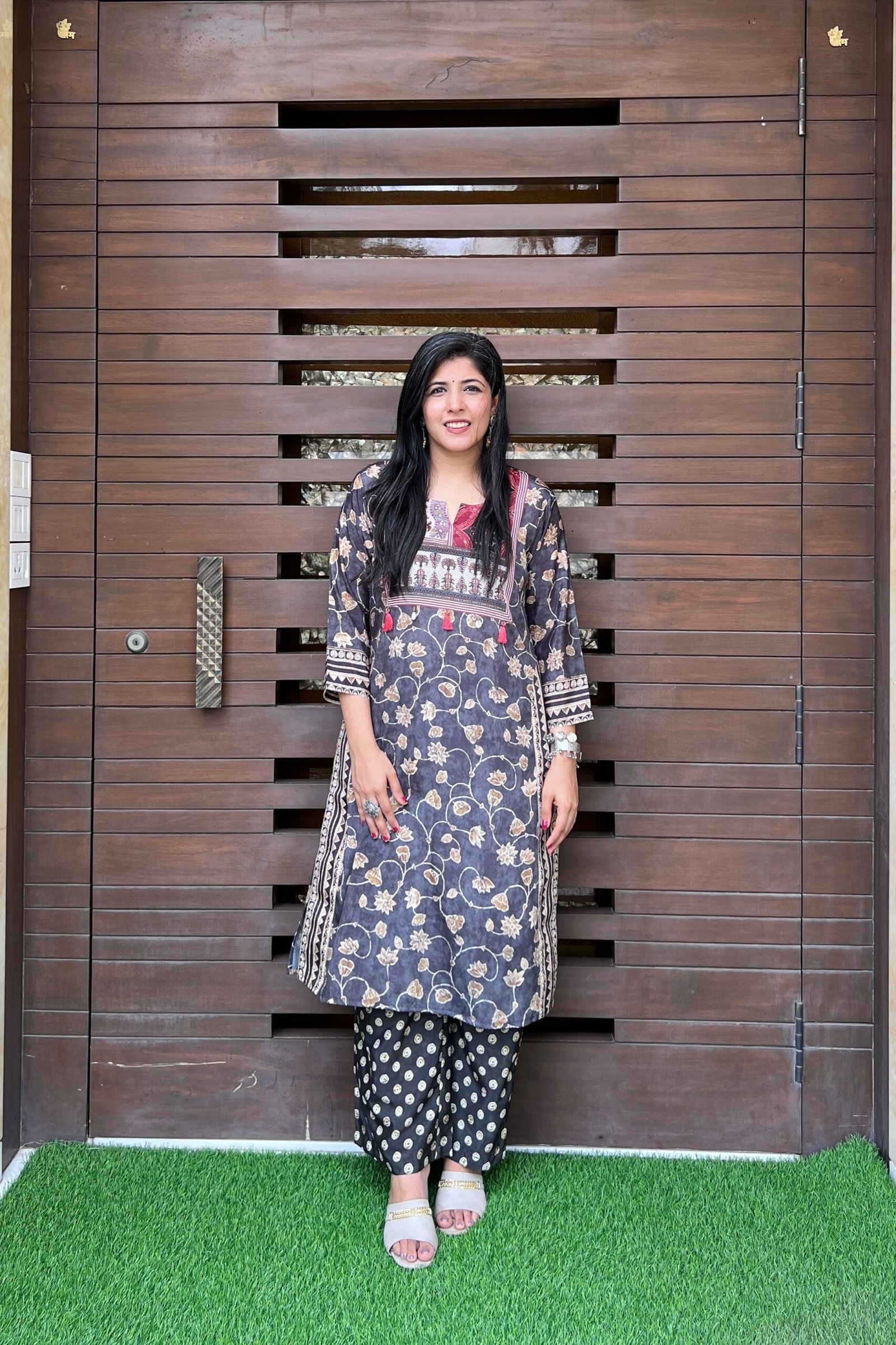 Elegant Charcoal Kalamkari Kurta Set with Charming Details - Image 3