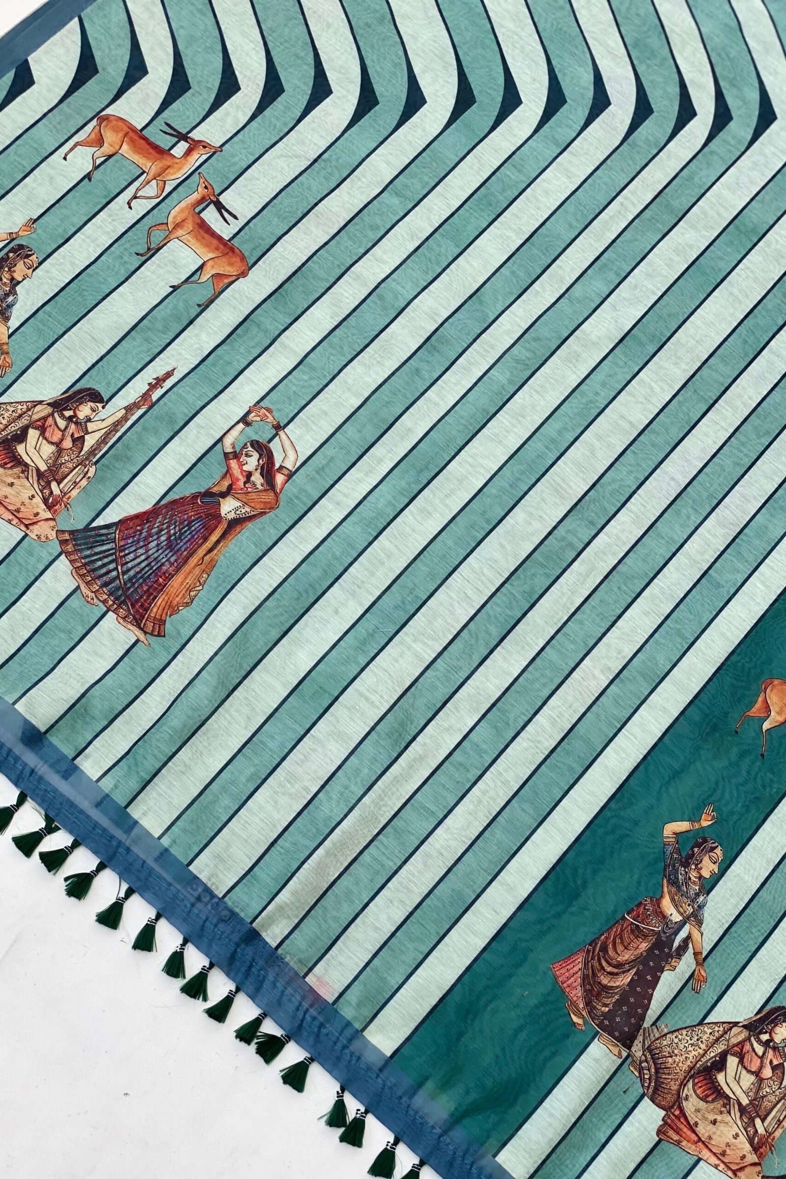 Elegant Pravalika Gopi Striped Saree for Timeless Charm - Image 4