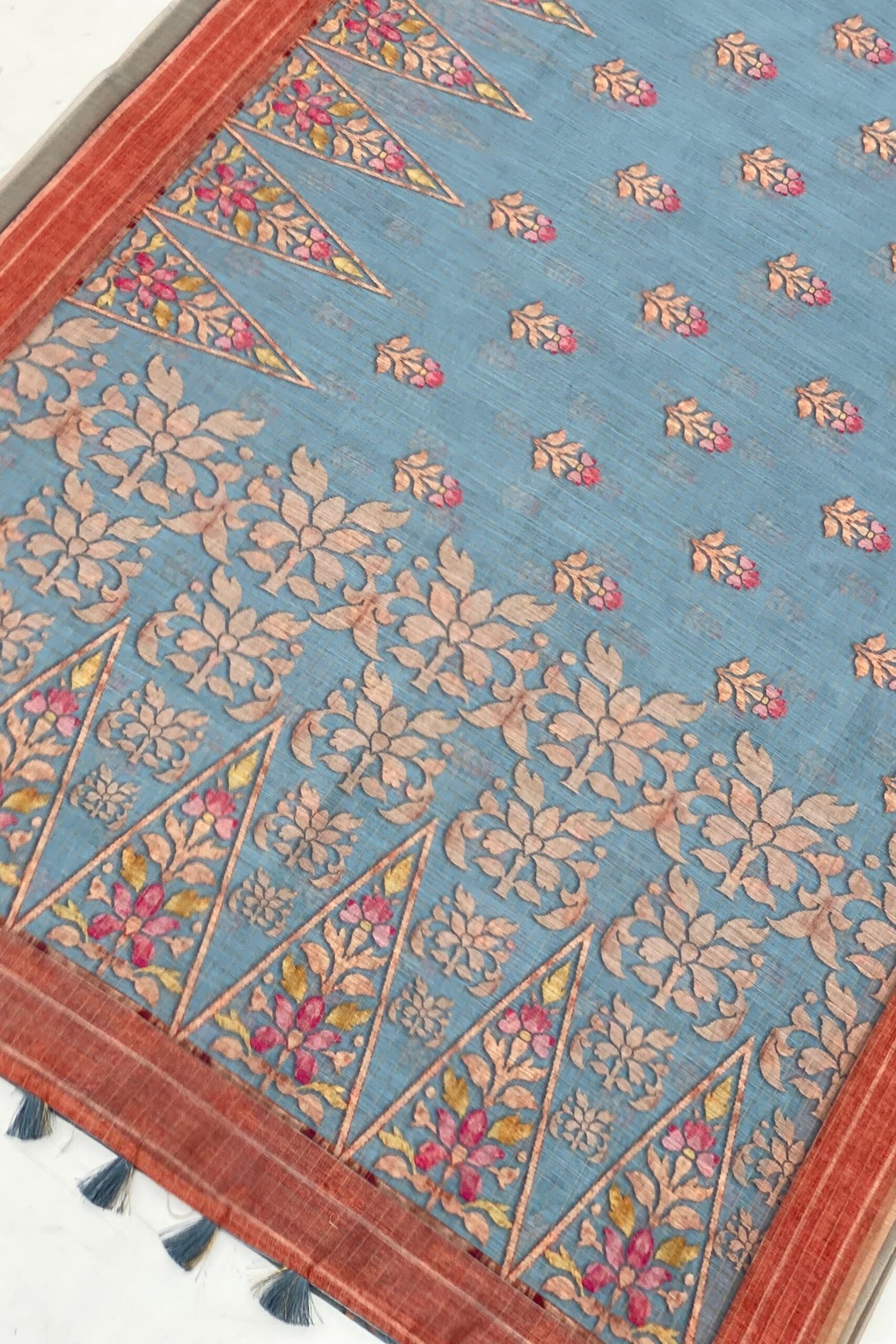 Elegantly Styled Padmashree Linen Saree - Image 3